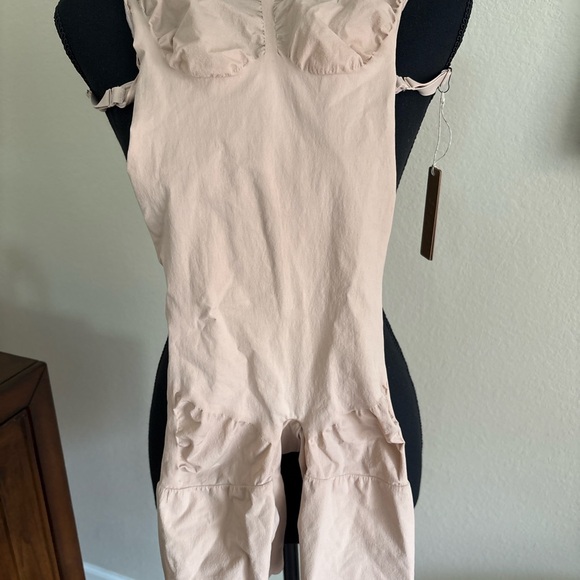 SKIMS Everyday Sculpt Mid-Thigh Bodysuit Shapewear XL-NWT Sculpting Lift